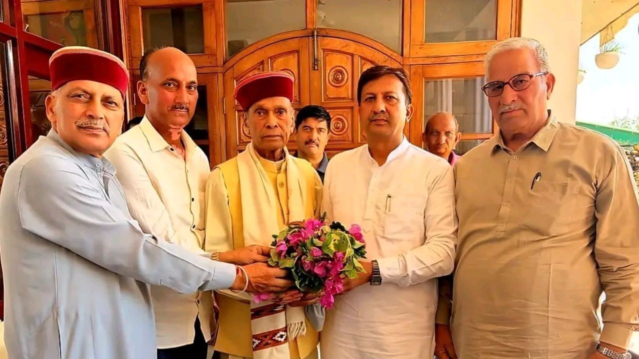 राज्यसभा सांसद सिकंदर कुमार ने समीरपुर में प्रो. धूमल से की शिष्टाचार भेंट