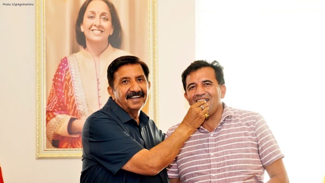 हरोली में ग्राम पंचायत चुनाव के बाद मुकेश अग्निहोत्री ने विनोद बिट्टू को दी बधाई