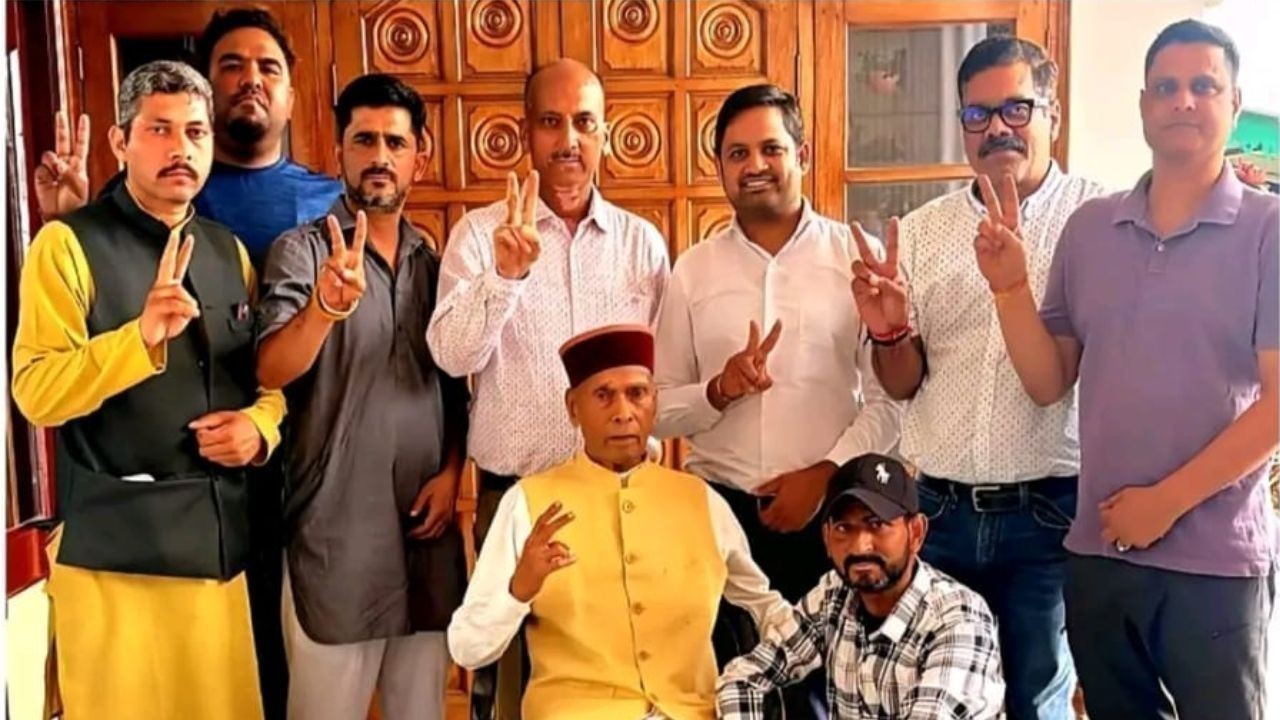पंचायत चुनाव जीत के बाद नवनिर्वाचित जनप्रतिनिधियों की धूमल से भेंट जारी
