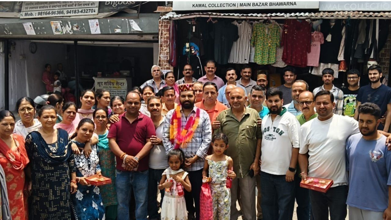 भवारना पंचायत के नवनिर्वाचित प्रधान सौरभ डोगर ने बाजार में किया जनसंपर्क