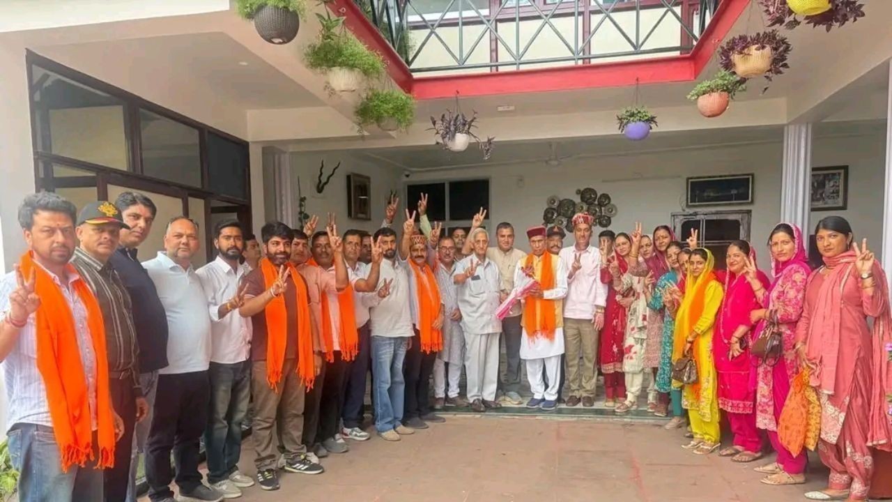 समीरपुर में नवनिर्वाचित पंचायत प्रतिनिधियों ने प्रो. धूमल से लिया आशीर्वाद