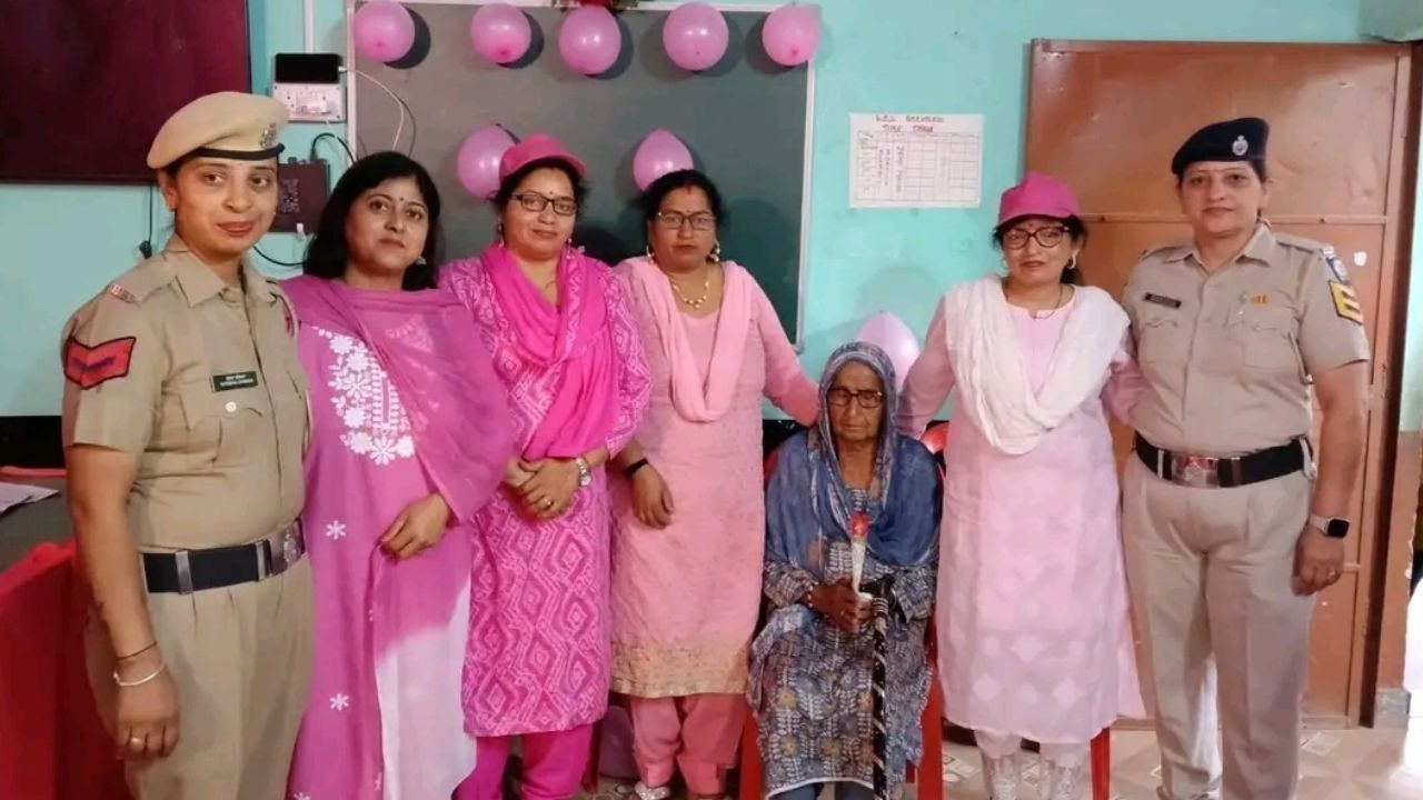 मुख्यमंत्री की माताजी ने पिंक बूथ पर किया मतदान, लोकतंत्र में भागीदारी का दिया संदेश
