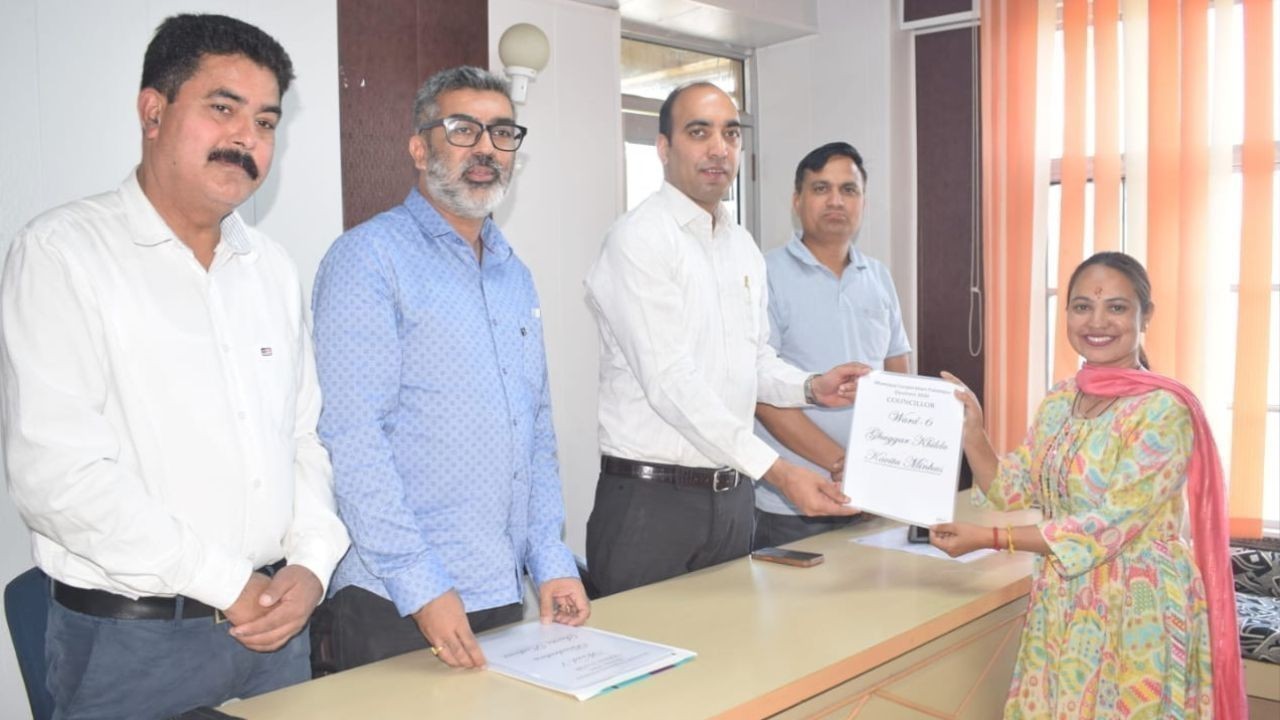 एसडीएम डॉ. ओपी यादव ने पार्षदों को सौंपे प्रमाण पत्र, शहर के विकास के लिए निष्ठा से काम करने का आह्वान