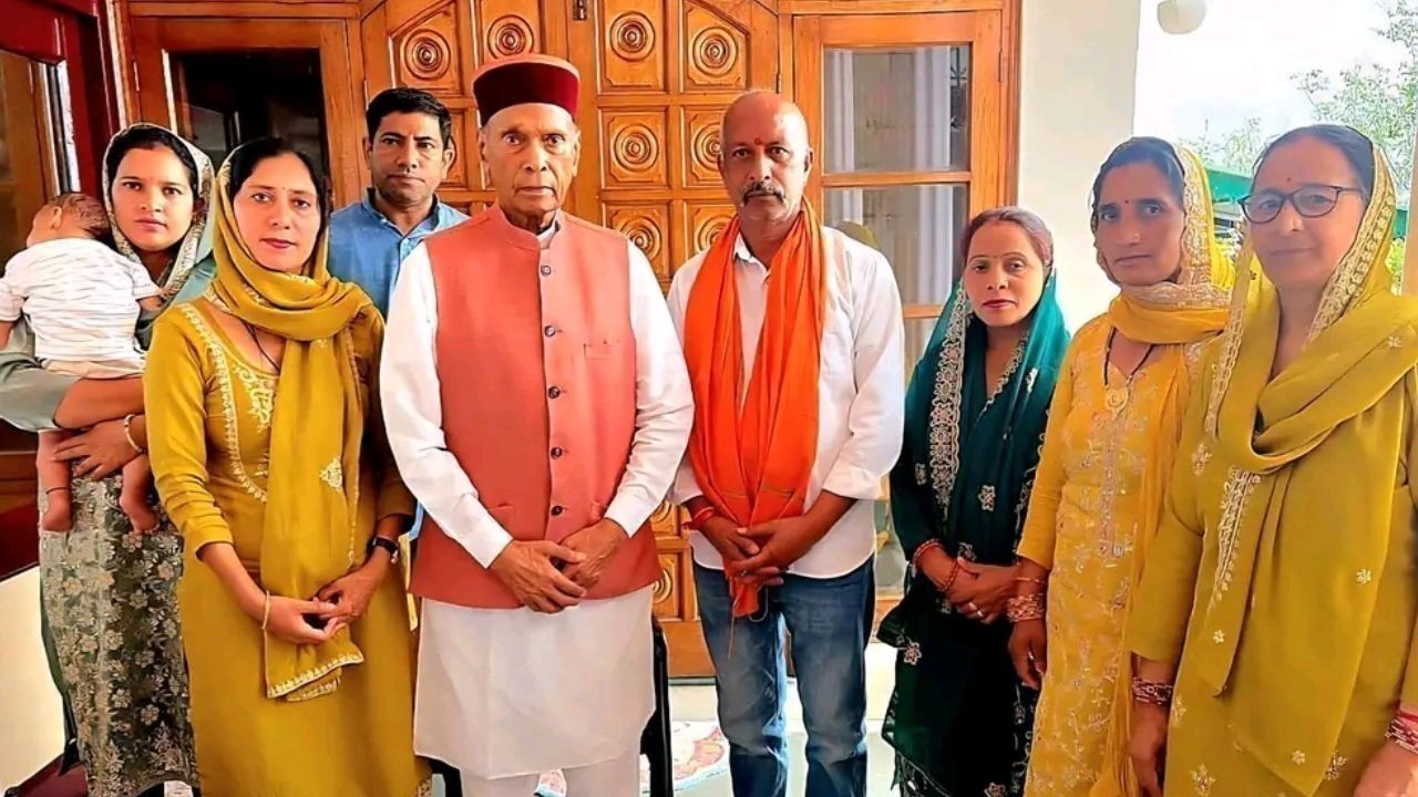 पंचायत प्रतिनिधियों ने समीरपुर में पूर्व मुख्यमंत्री प्रो. प्रेम कुमार धूमल से लिया मार्गदर्शन