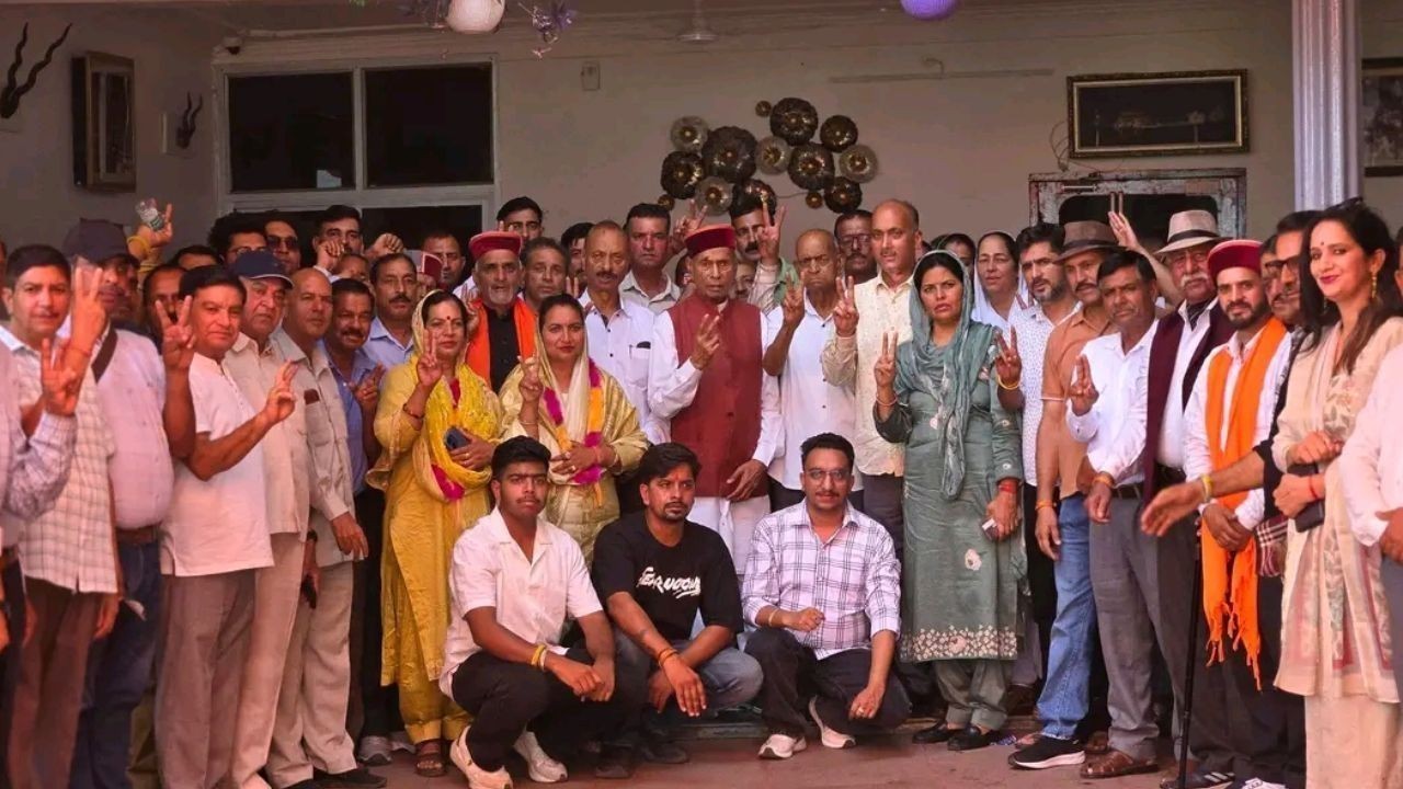 पूर्व विधायक कमलेश कुमारी ने विजयी जनप्रतिनिधियों के साथ पूर्व मुख्यमंत्री प्रेम कुमार धूमल से की शिष्टाचार भेंट