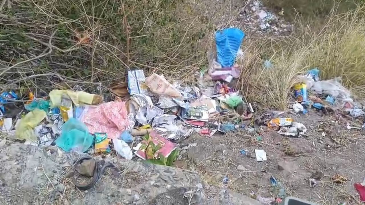 महिलाओं की शिकायत के बाद जाजर पहुंचे एसडीएम, जल स्रोत का किया निरीक्षण