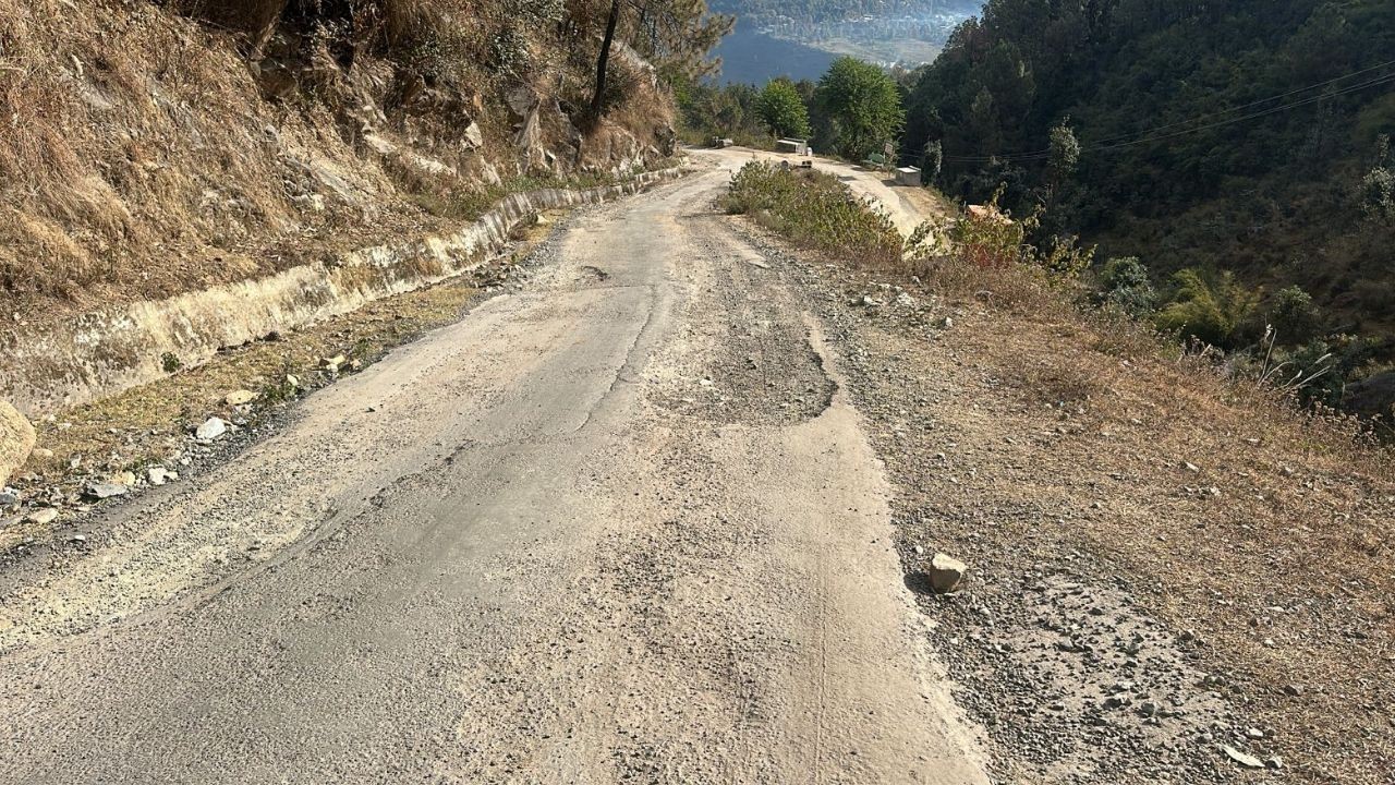 पालमपुर के पास सड़कों की हालत खराब, लोगों ने मरम्मत की मांग तेज की