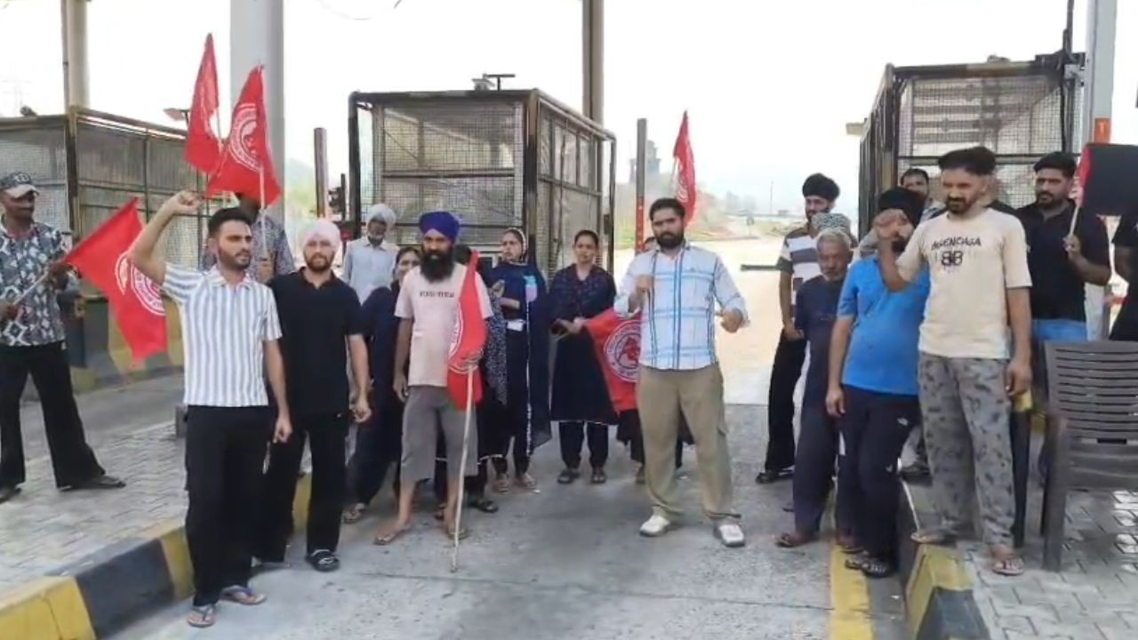 गरामौड़ा टोल प्लाजा में कर्मचारियों का धरना, अधिकारियों पर उत्पीड़न के आरोप