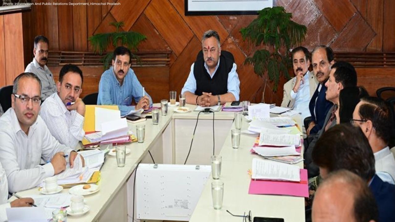शिक्षा मंत्री रोहित ठाकुर ने विभागीय बैठक में शिक्षा सुधारों की प्रगति की समीक्षा की