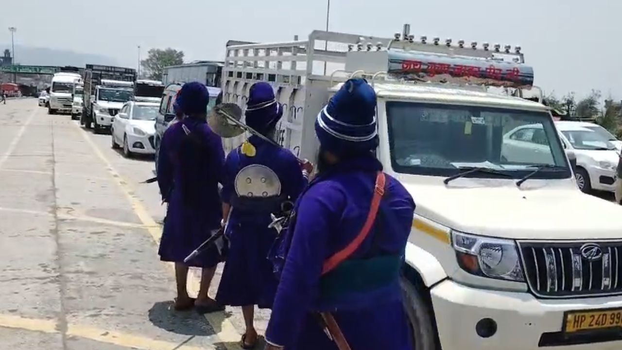 हिमाचल-पंजाब सीमा पर वाहनों को रोकने से लगा जाम, पुलिस ने संभाला मोर्चा