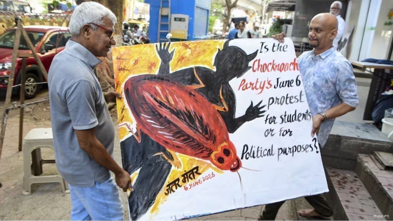 कॉकरोच जनता पार्टी का जंतर-मंतर पर प्रदर्शन, शिक्षा मंत्री के इस्तीफे की मांग