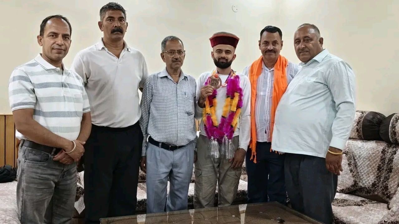 राष्ट्रीय ग्रैपलिंग प्रतियोगिता में कांस्य पदक जीतकर सौरभ ने बढ़ाया हमीरपुर का मान