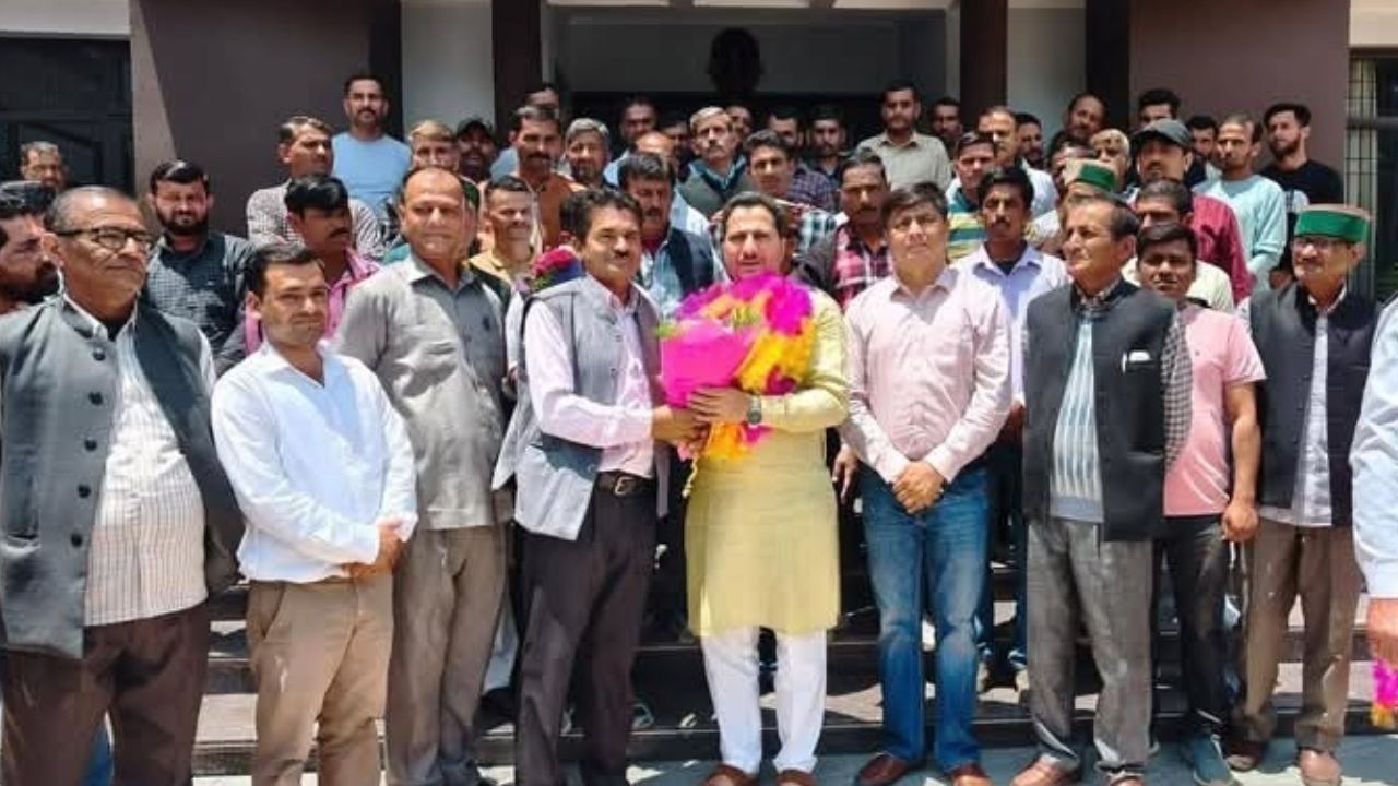 सोझा पंचायत में जीत के बाद प्रतिनिधियों ने विधायक से की शिष्टाचार भेंट