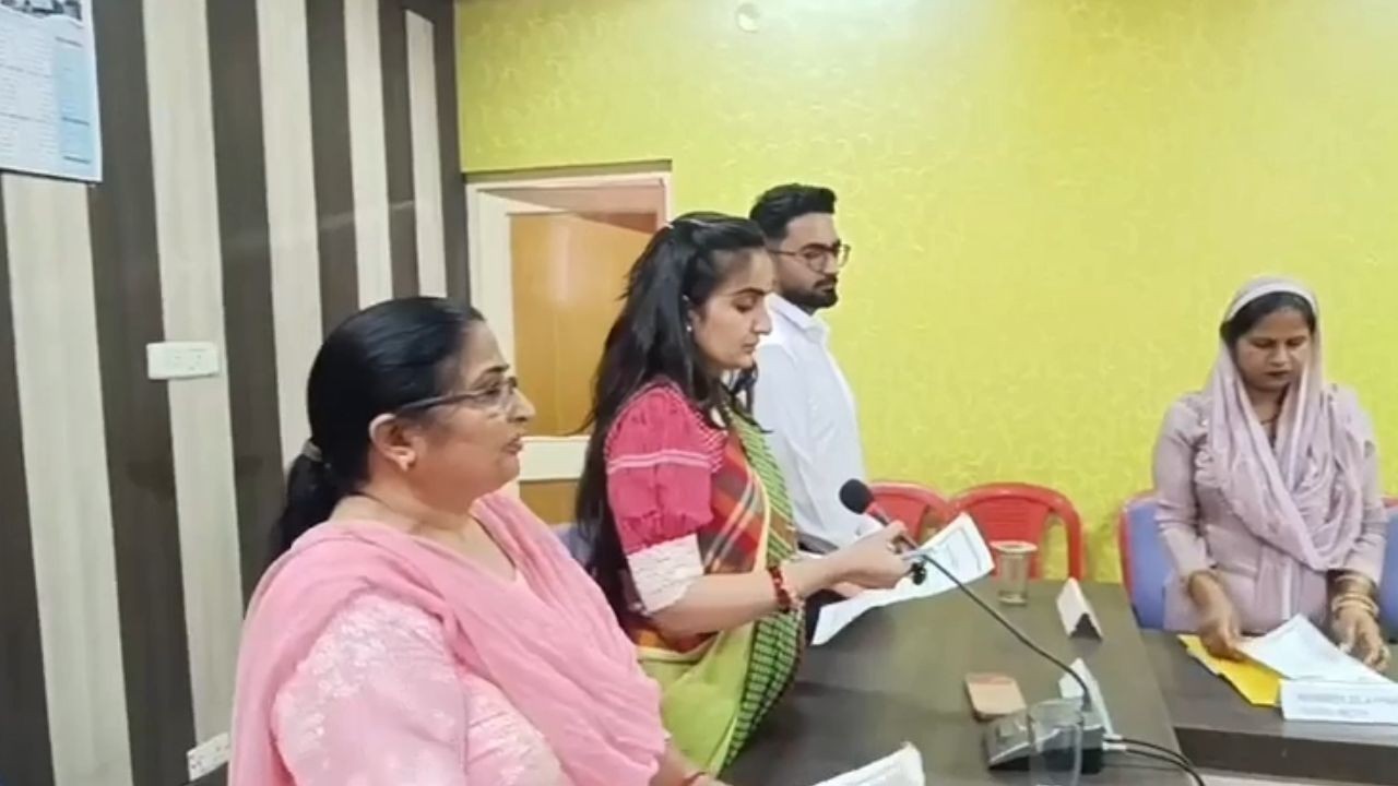 हमीरपुर में जिला परिषद के नए सदस्यों का शपथ ग्रहण समारोह आयोजित