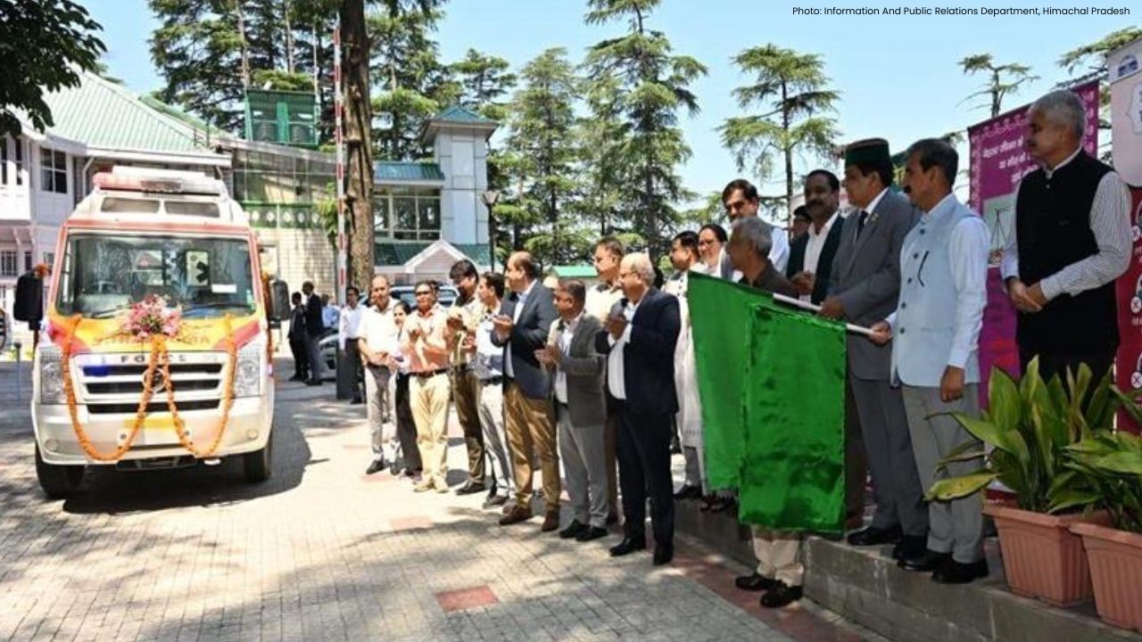 सीएम सुक्खू ने शिमला से चार एंबुलेंस को हरी झंडी दिखाकर रवाना किया