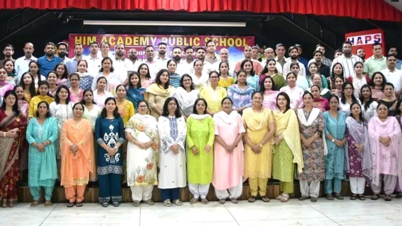 हिम अकादमी पब्लिक स्कूल में शिक्षकों को डिजिटल टूल्स का प्रशिक्षण दिया गया