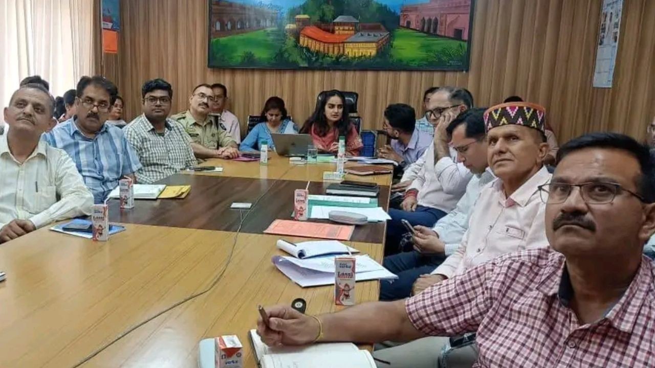 हमीरपुर में मॉनसून तैयारियों की समीक्षा, सभी विभागों को सतर्क रहने के निर्देश