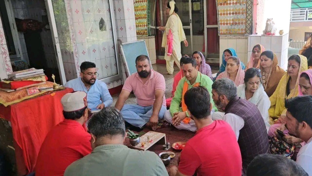 पीएम मोदी के लंबे कार्यकाल पर हमीरपुर में महिला मंडल ने कीर्तन किया