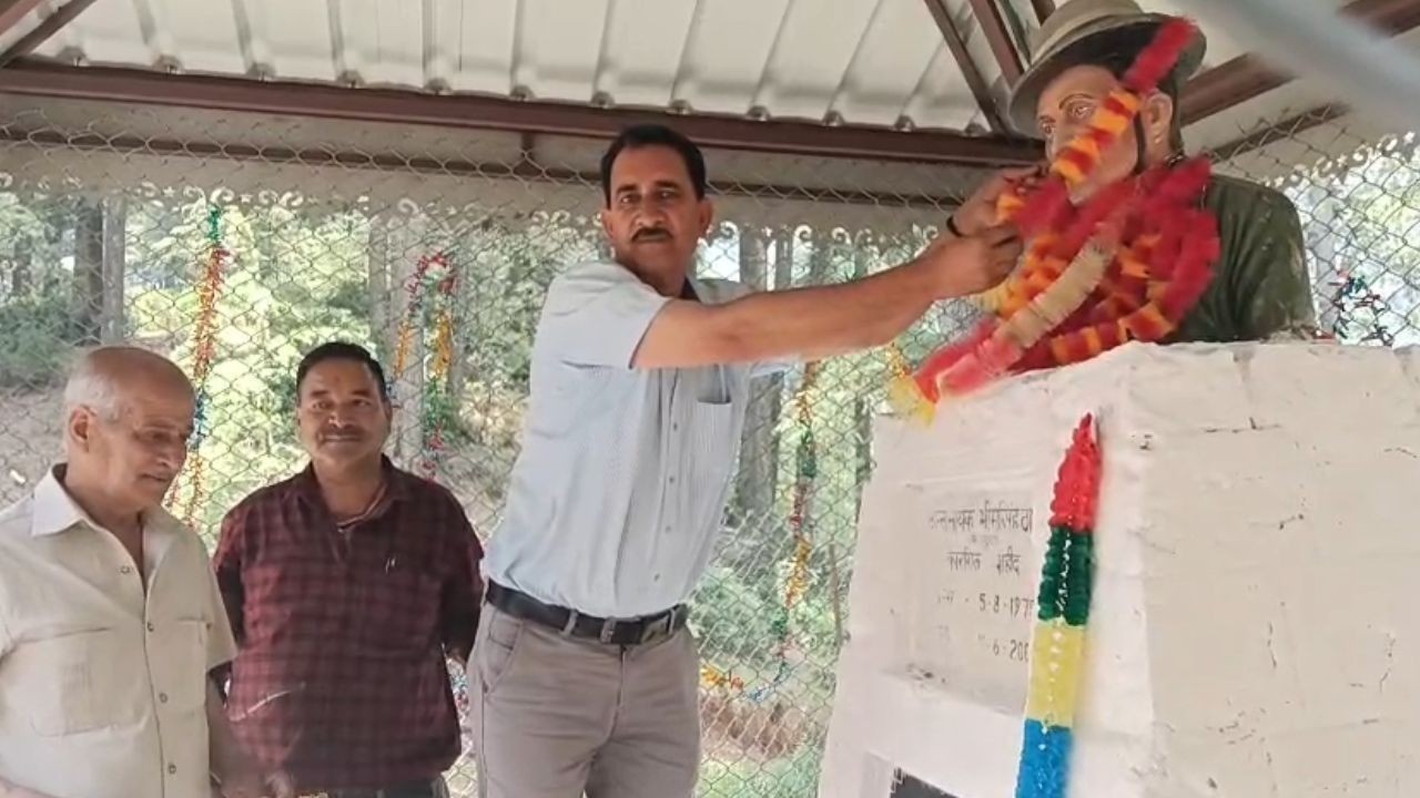 हाब्बन में शहीद भीम सिंह ठाकुर और हितेश शर्मा को भावपूर्ण श्रद्धांजलि दी गई