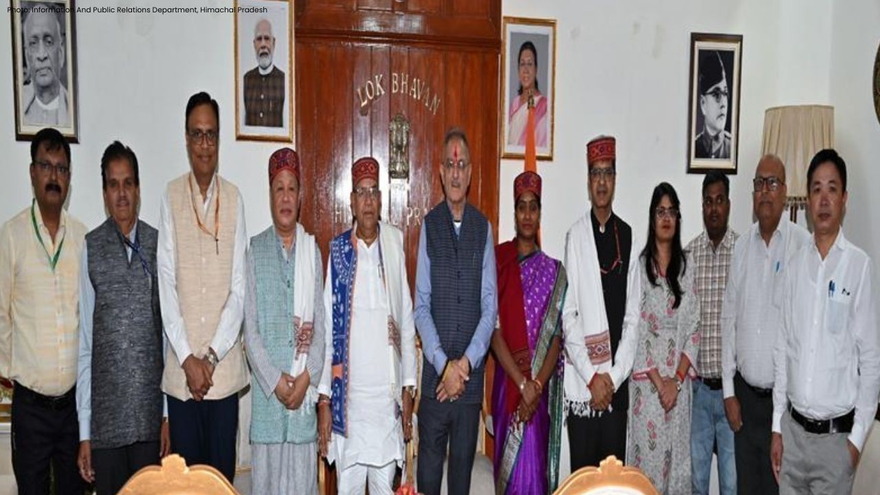 शिमला में राज्यपाल से मिले राष्ट्रीय अनुसूचित जनजाति आयोग के अध्यक्ष और सदस्य