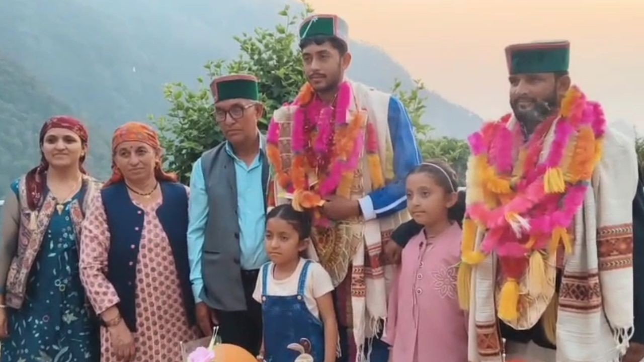अंतरराष्ट्रीय पहलवान मनदीप मनु के स्वागत में उमड़ा जनसैलाब, ग्रामीणों ने पहनाए नोटों के हार