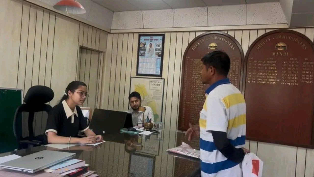 मंडी की टॉपर अलीशा बनीं एक दिन की उपायुक्त, संभाली प्रशासन की कमान