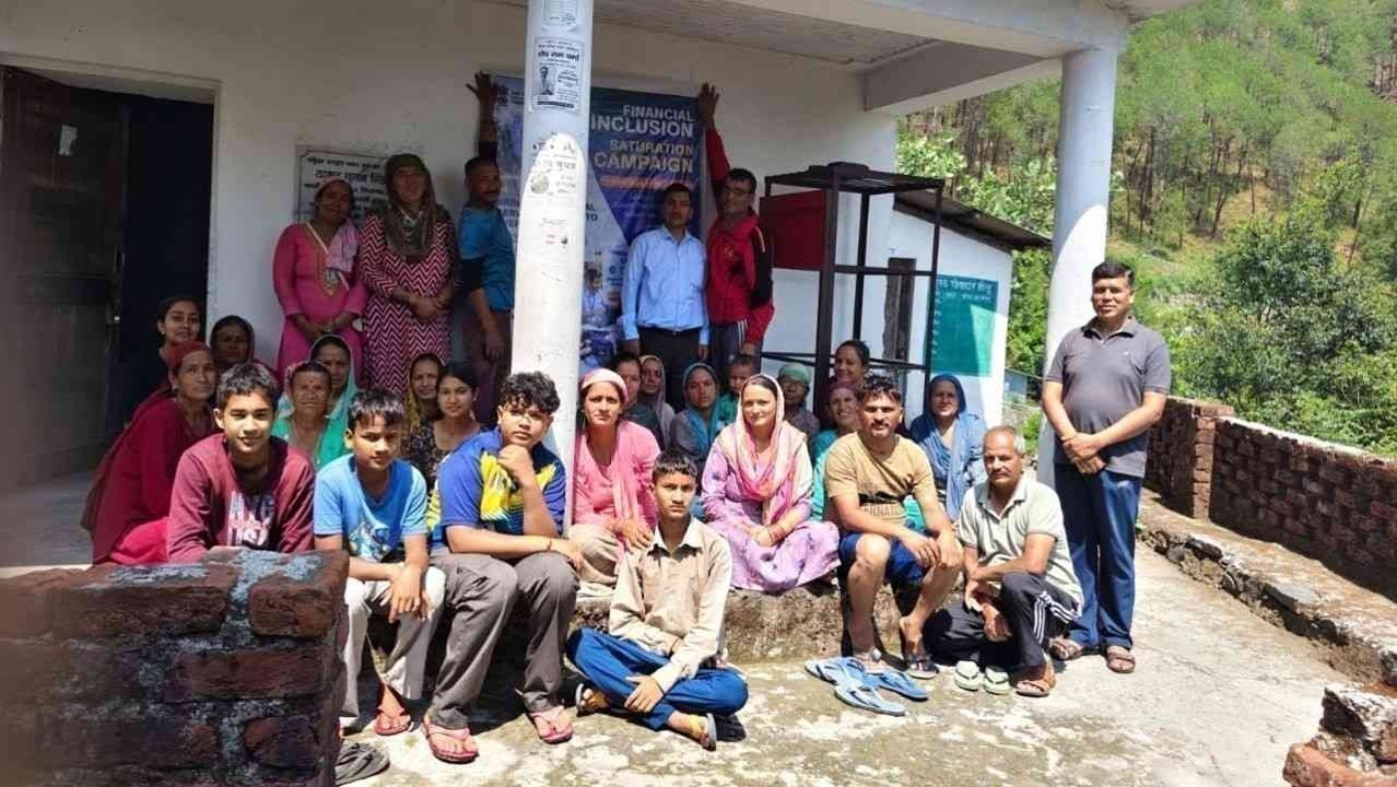 दूल गांव में वित्तीय जागरूकता को लेकर विशेष अभियान कैंप आयोजित