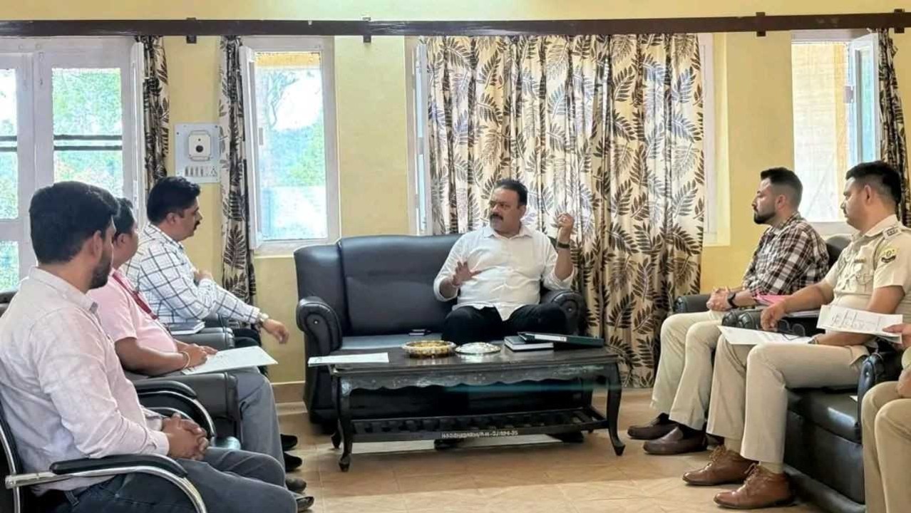 हिलटॉप दुर्गा मंदिर के विकास कार्यों में बरती जाए पूर्ण पारदर्शिता : विधायक मलेंद्र राजन
