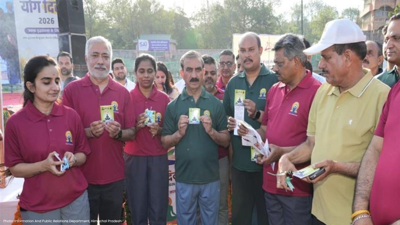 हजारों लोगों के साथ योग करते दिखे सीएम सुक्खू, दिया स्वास्थ्य का संदेश