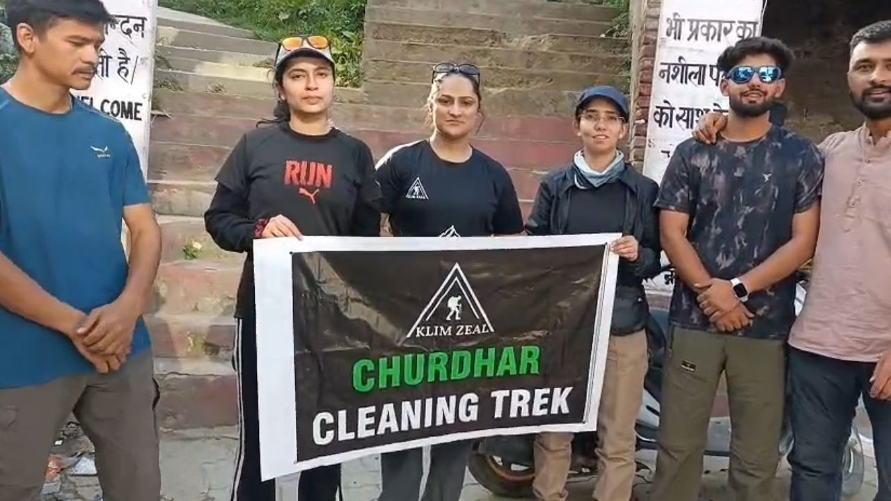 चूड़धार में चला बड़ा सफाई अभियान, शिखर और मंदिर परिसर से हटाया कचरा