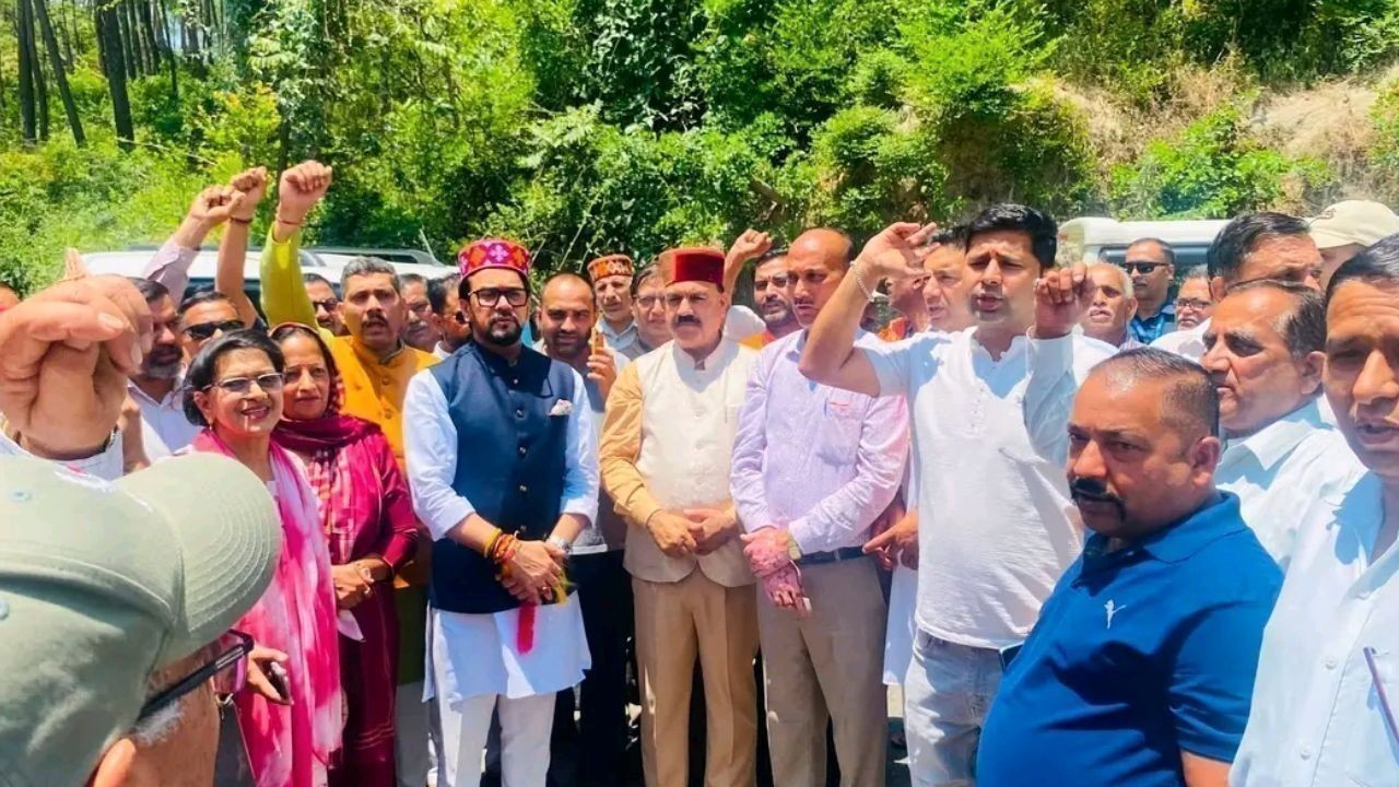 एचआरटीसी बस रूट बंद होने पर भड़के लोग, सेवाएं बहाल करने की उठी मांग
