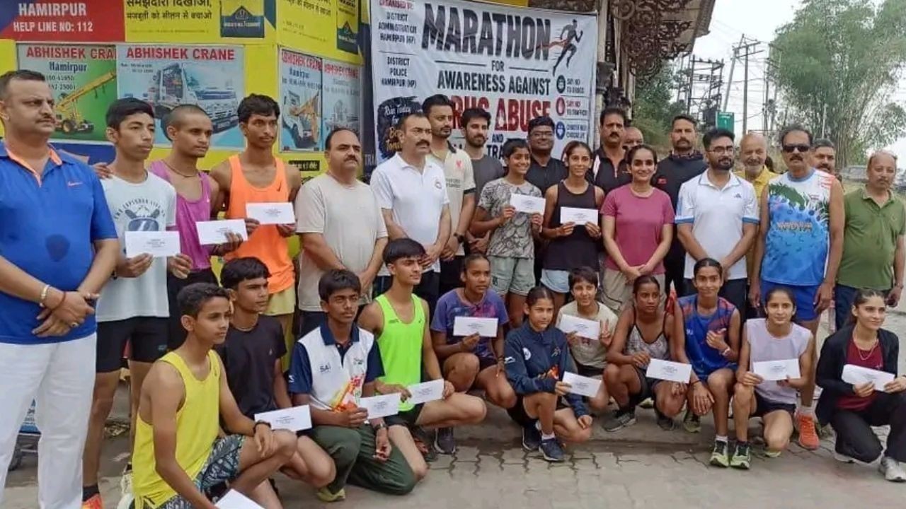 हमीरपुर में नशा मुक्ति का संदेश, प्रशासन और पुलिस ने आयोजित की मिनी मैराथन
