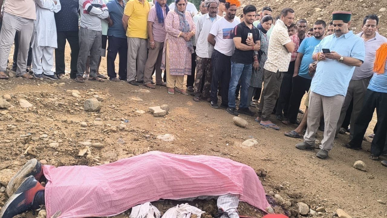 शाहपुर के पुहाड़ा खोली खड्ड पुल के नीचे मिला व्यक्ति का शव, परिवार ने जताई हत्या कीके नीचे व्यक्ति का शव मिलने पर विधायक केवल सिंह पठानिया ने जताया शोक