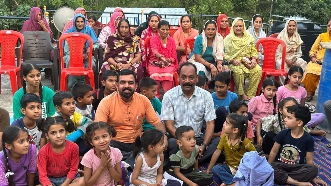 धनेड़ गांव में खुला विद्या केंद्र, अब ग्रामीण बच्चों को मिलेगी निशुल्क शिक्षा