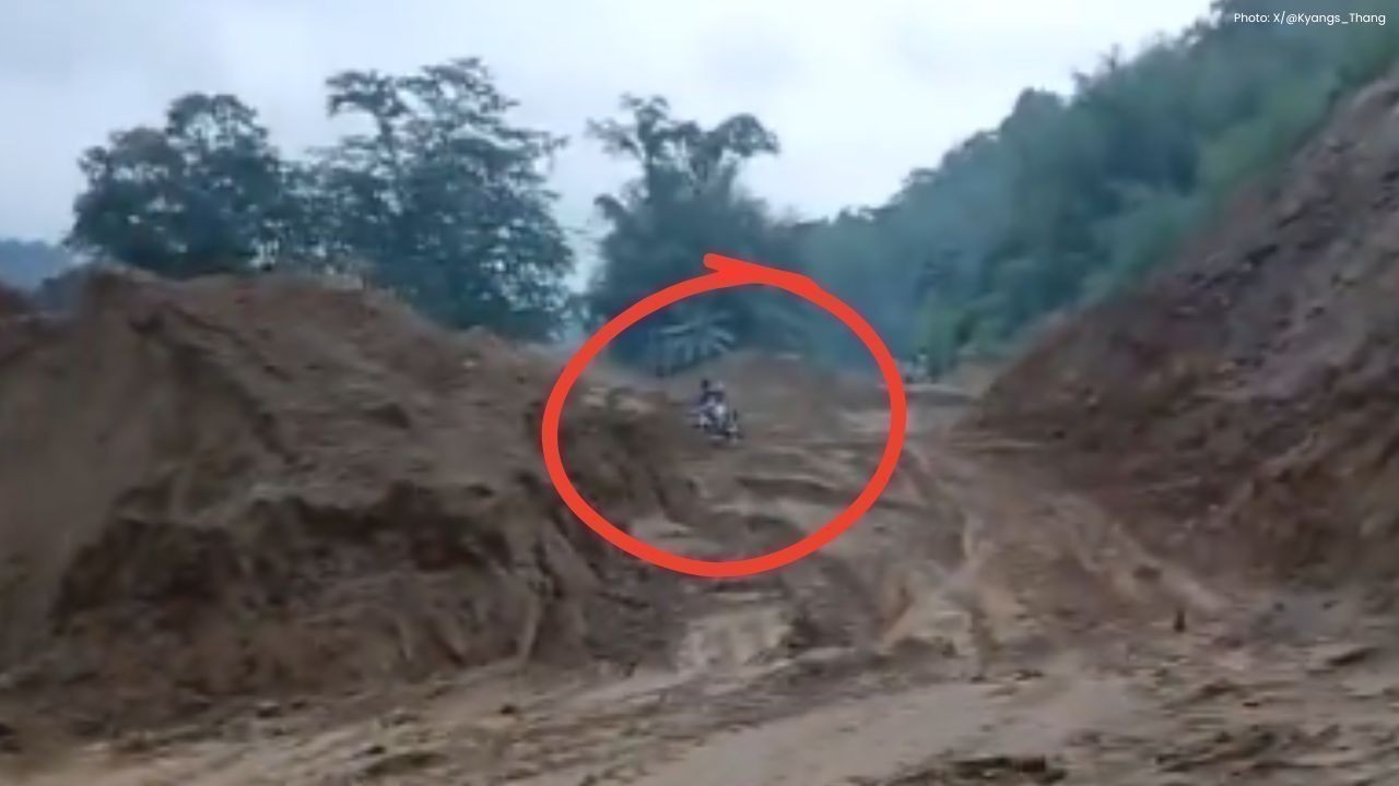 सिर्फ कुछ सेकंड में पलटी किस्मत, सड़क धंसते ही मलबे में बहा बाइक सवार
