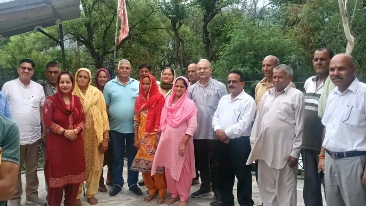 सुनील शर्मा बिट्टू ने खटवीं गांव में लोगों की सुनी समस्याएं, सरकार की योजनाओं की दी पूरी जानकारी