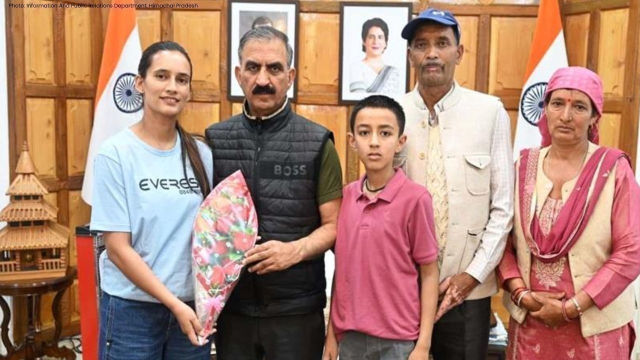 माउंट एवरेस्ट फतह कर रुचि ठाकुर ने बढ़ाया हिमाचल का मान, CM सुक्खू ने किया सम्मानित