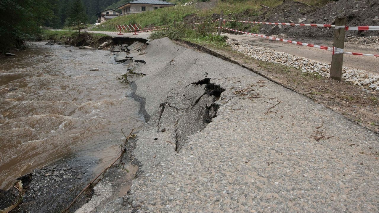 हिमाचल में बारिश का कहर, 310 सड़कें बंद, कई घरों पर भूस्खलन का खतरा