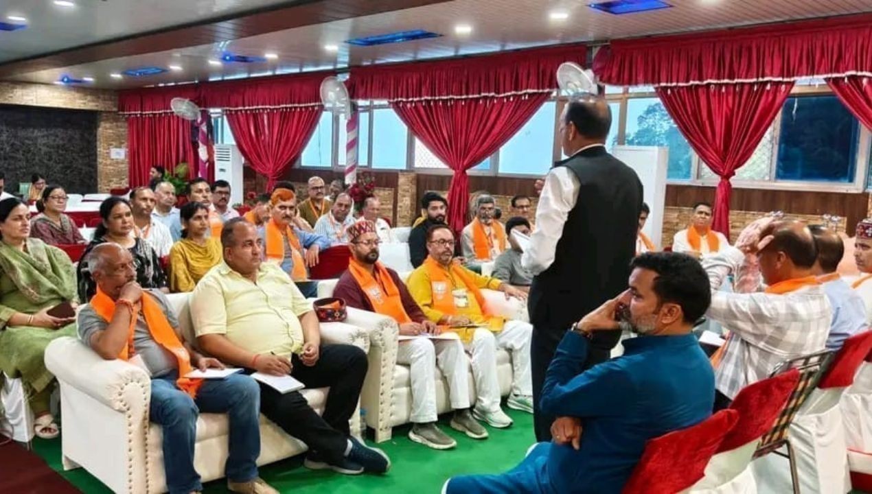 80 के दशक के वरिष्ठ कार्यकर्ताओं को घर-घर जाकर सम्मानित करेगी भाजपा, हमीरपुर बैठक में बड़ा फैसला