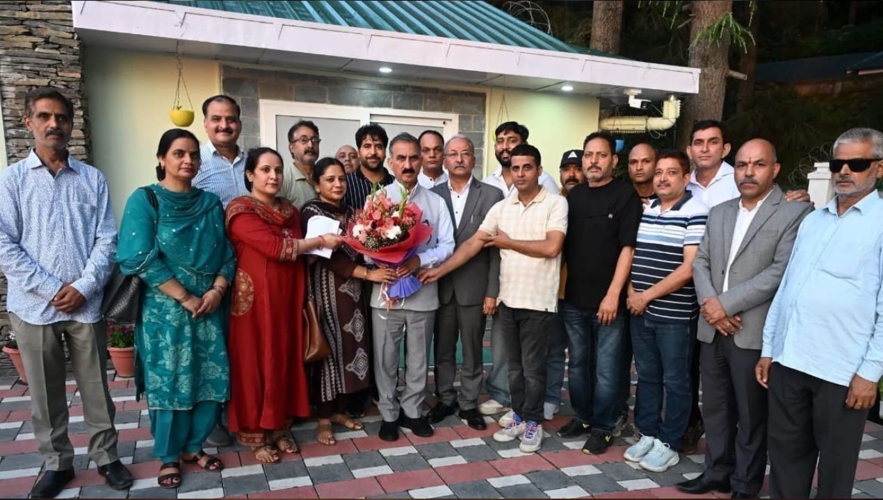 हमीरपुर के खोखाधारकों को मुख्यमंत्री ने पुनर्वास का दिया भरोसा