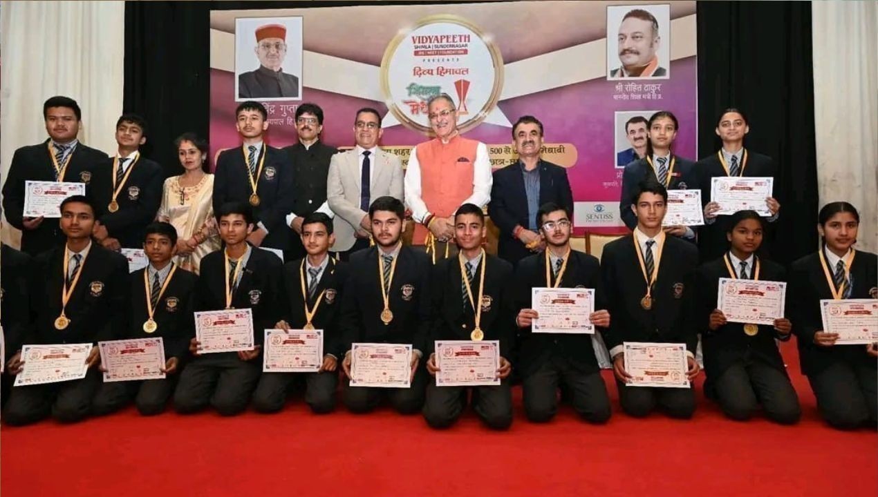 राज्यपाल ने शिमला के मेधावियों को सम्मानित कर युवाओं को दिया नया संदेश