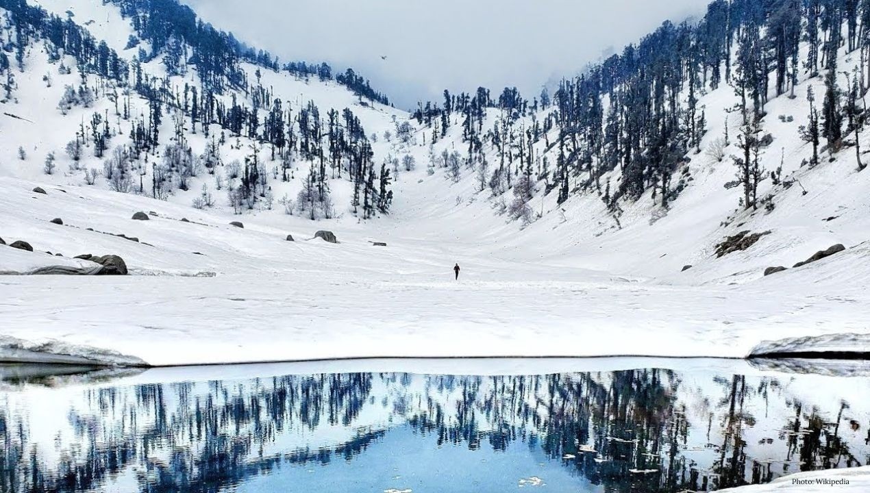 Kareri Lake: कांगड़ा की धौलाधार पहाड़ियों में छिपी वह झील, जहां ट्रेकिंग, शांति और प्रकृति एक साथ मिलती है
