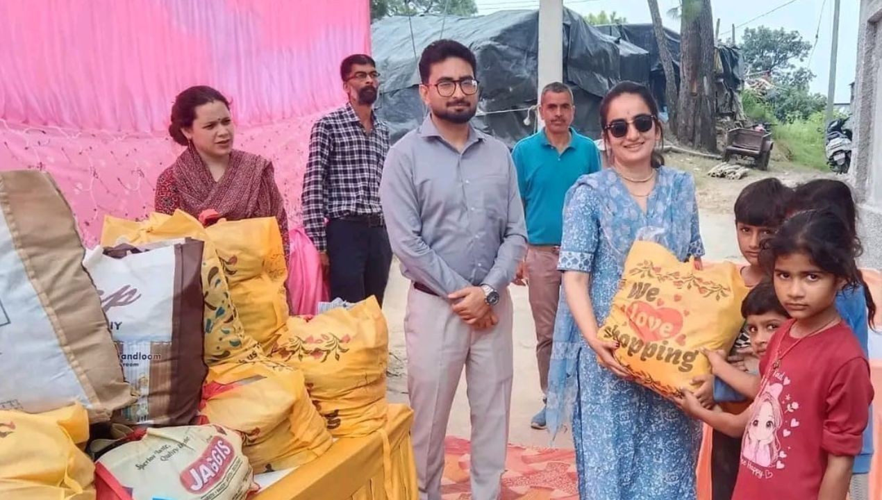डीसी गंधर्वा राठौर ने जरूरतमंदों को बांटे कपड़े और बच्चों को दिए खिलौने