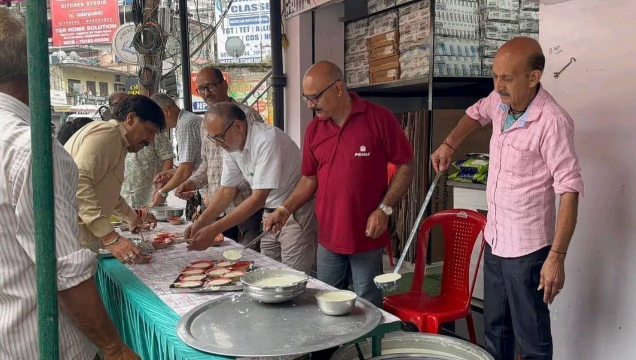 ज्येष्ठ शनिवार और शिव माह के शुभारंभ पर हमीरपुर में लगा भंडारा
