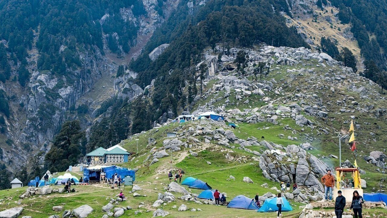 Triund Trek: Dharamshala के ऊपर धौलाधार की गोद में बसा Kangra का सबसे प्रसिद्ध पहाड़ी सफर