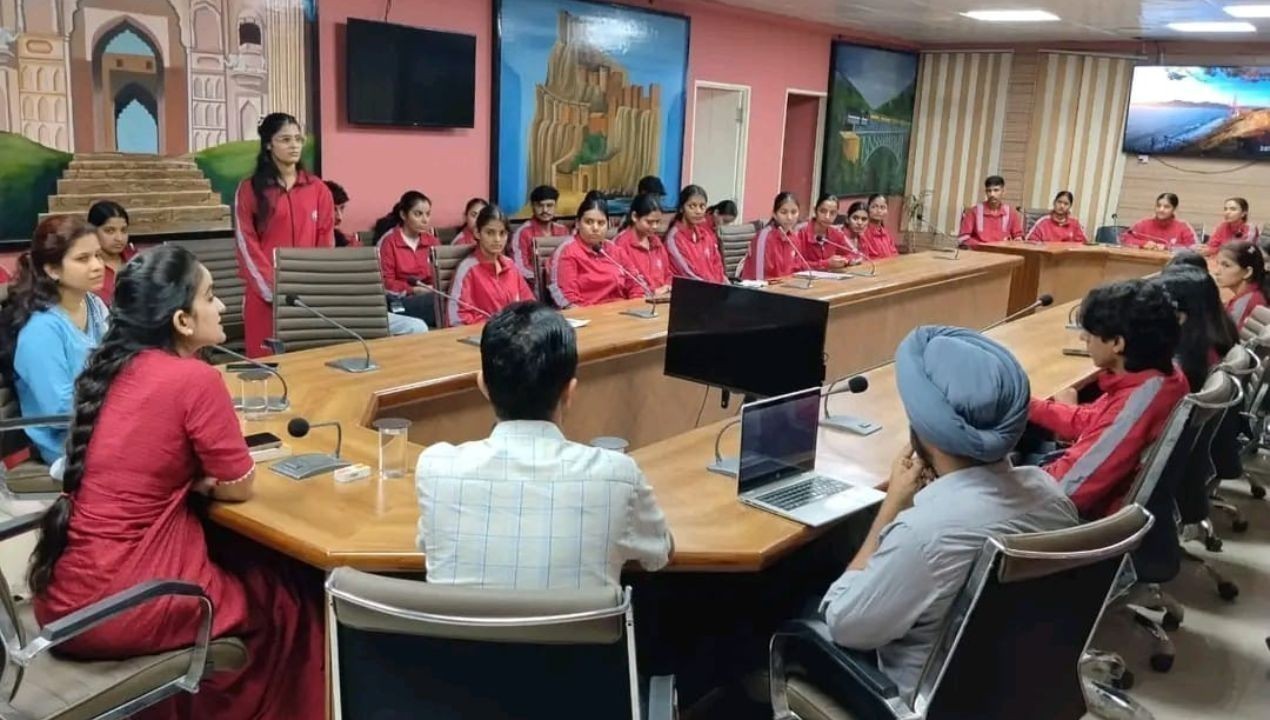 आपदा मित्र आपात हालात में निभाएंगे बड़ी भूमिका: हमीरपुर डीसी
