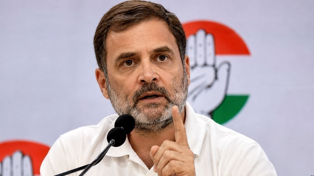 राहुल गांधी ने शिक्षा मंत्री पर साधा निशाना, इस्तीफे की उठाई मांग