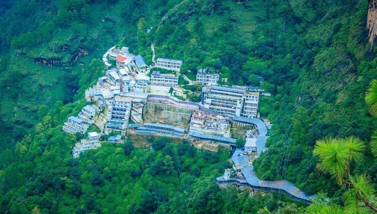 लगातार छठे दिन बंद रही माता वैष्णो देवी यात्रा, श्रद्धालुओं का इंतजार जारी