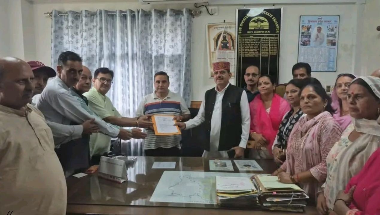 सुजानपुर में कांग्रेस का केंद्र सरकार के खिलाफ प्रदर्शन, राज्यपाल के नाम भेजा ज्ञापन