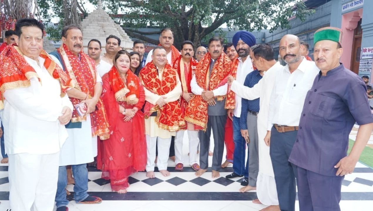 माता ब्रजेश्वरी मंदिर पहुंचे मुकेश अग्निहोत्री, प्रदेश की खुशहाली की प्रार्थना